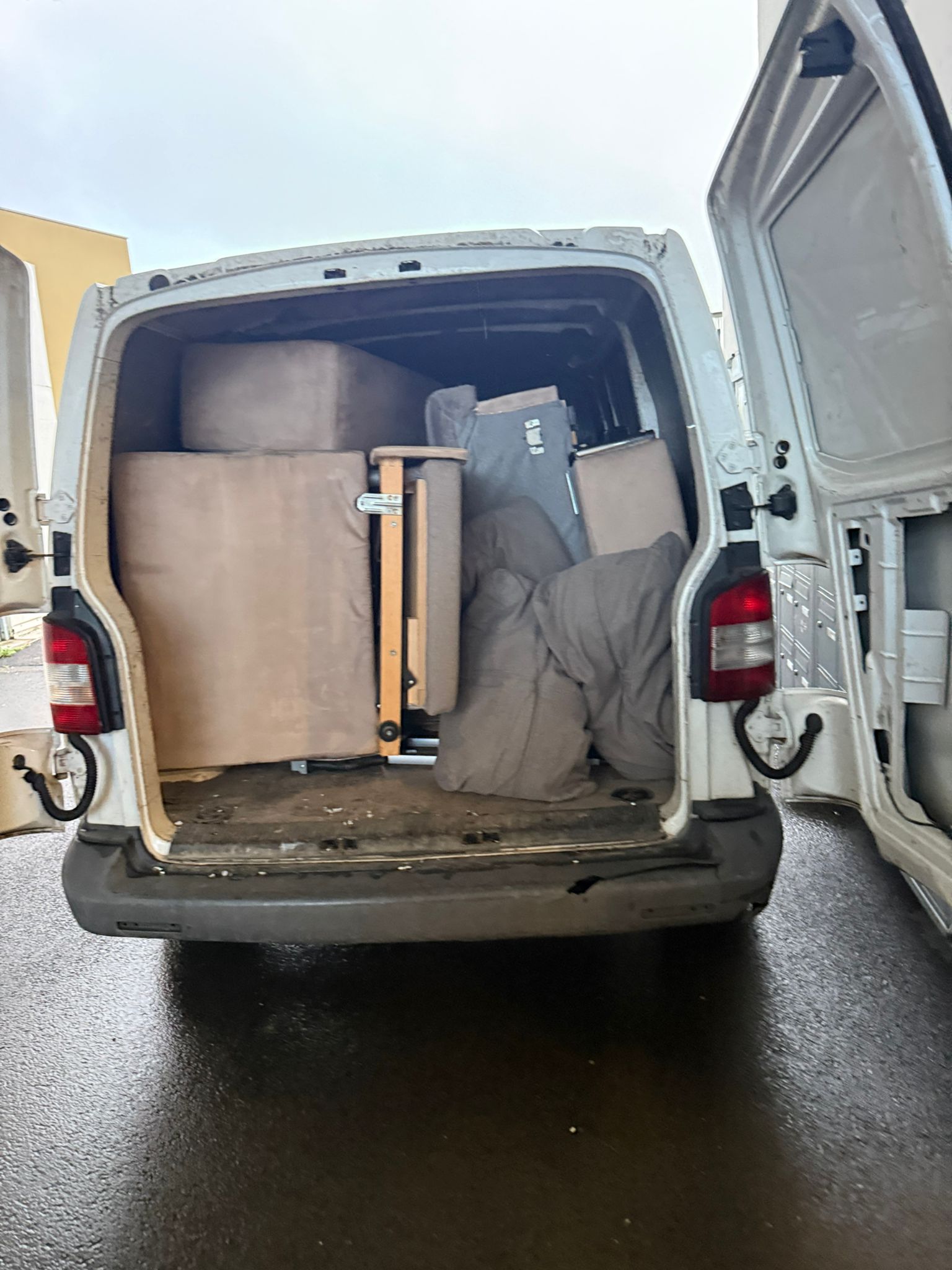 Chargement canapé dans le camion de débarras - intervention rapide Gironde