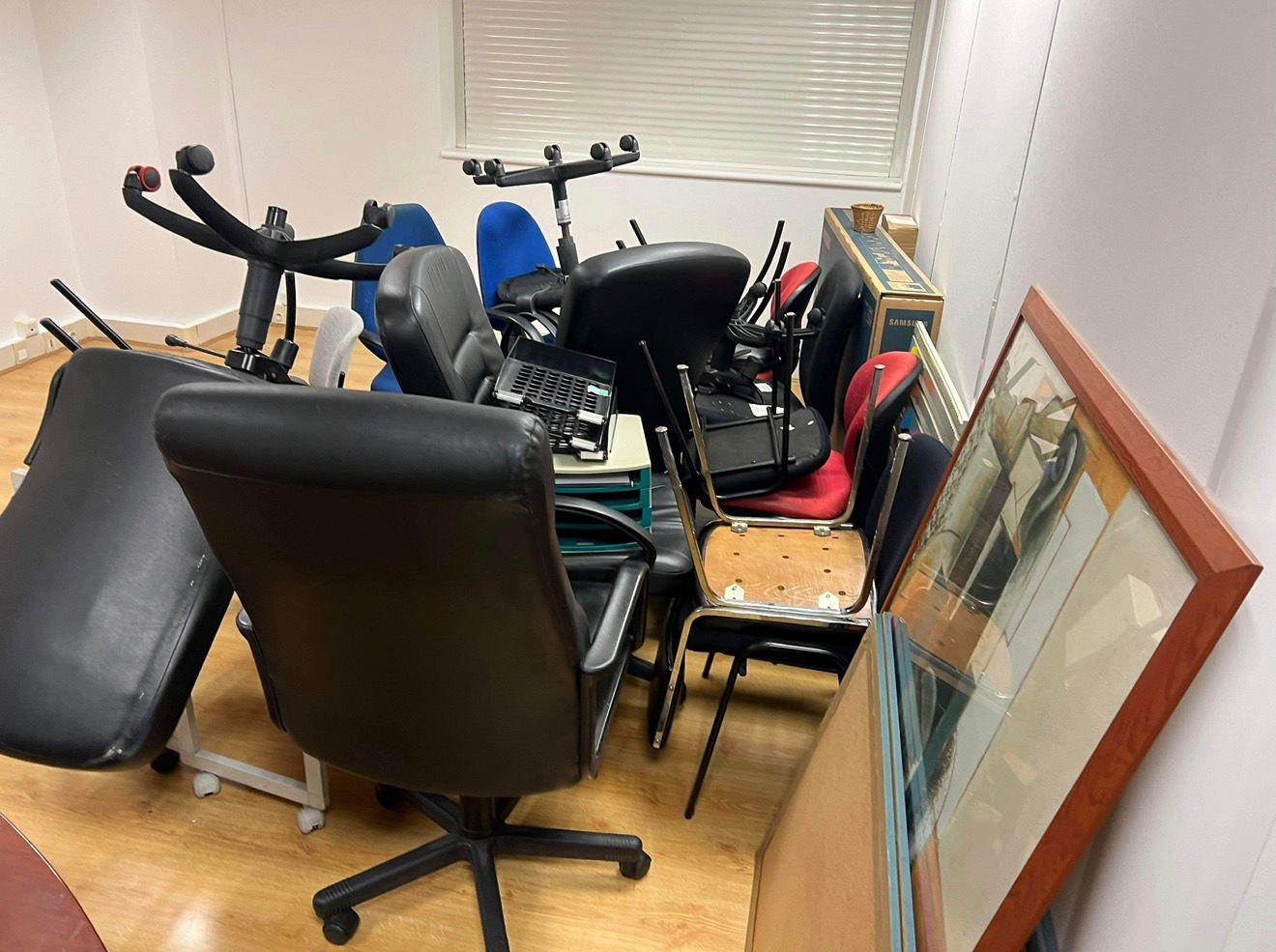 Bureau encombré de chaises et mobilier à débarrasser en Gironde